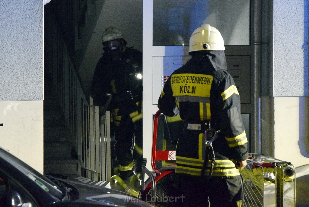 Feuer 2 Y Kellerbrand Koeln Ostheim Ruppinerstr P093.JPG - Miklos Laubert